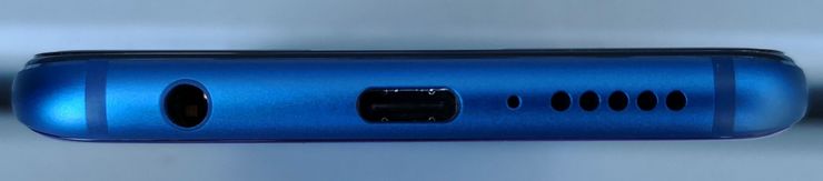 3,5 millimetrin kuulokeliitäntä on mukana Honor 10:ssä. Lisäksi pohjasta löytyy USB-C-liitäntä sekä kaiutin- ja mikrofoniaukot.
