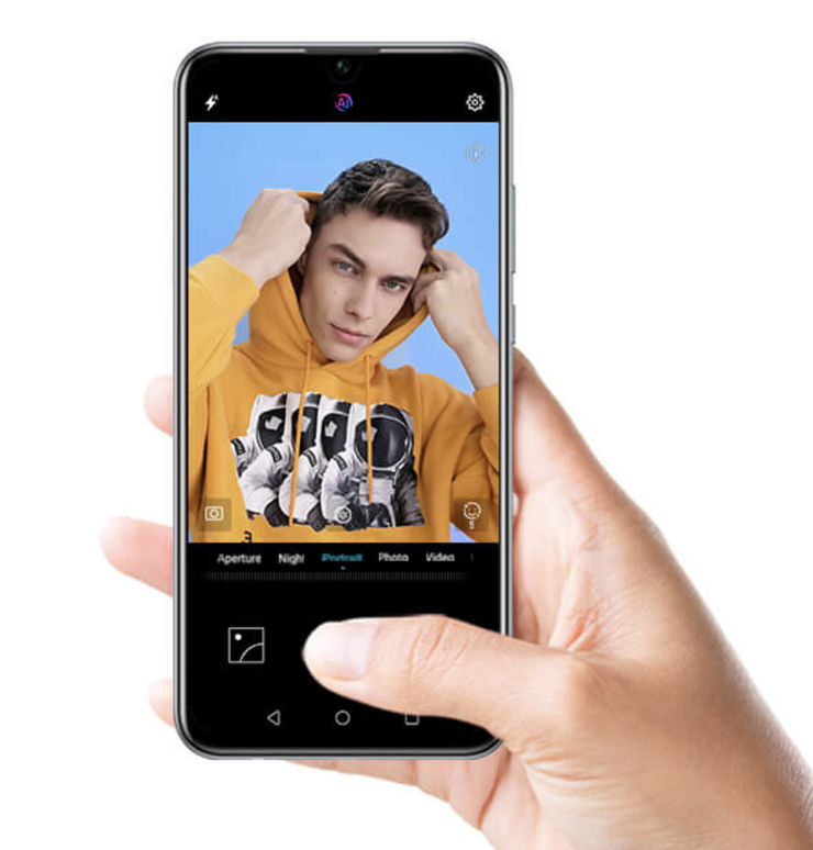 Etukamera on Honor 10 Litessä tarkkuudeltaan 24 megapikseliä.