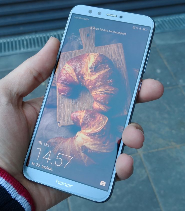 5,65 tuuman näyttö Honor 9 Litessä edustaa modernia 18:9-kuvasuhdetta. Edessä näytön yläpuolella näkyvät myös kaksi etukameraa.