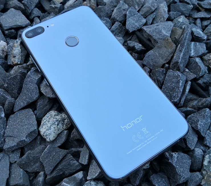 Honor 9 on kaunis puhelin. Takaa puhelin on lasia ja myös tasapintainen, toki hienoista kamerakohoumaa lukuun ottamatta.