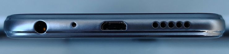 Honor 9 Lite on varustettu vanhemmalla Micro-USB-liitännällä. Lisäksi pohjasta löytyy myös perinteinen kuulokeliitäntä.