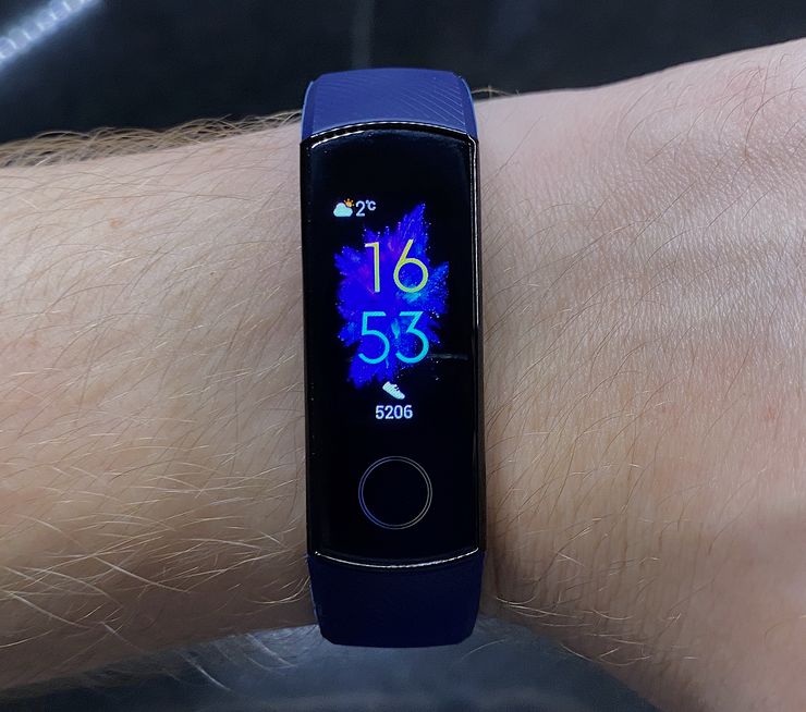 Honor Band 5:n näyttö on pieni mutta kirkas ja tarkka.