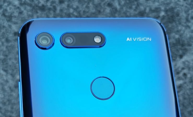 Honor View20:ssä yhdistyvät takana 48 megapikselin pääkamera ja 3D ToF -kamera. Myös takaa löytyvä sormenjälkilukija on nopea ja varmatoiminen.