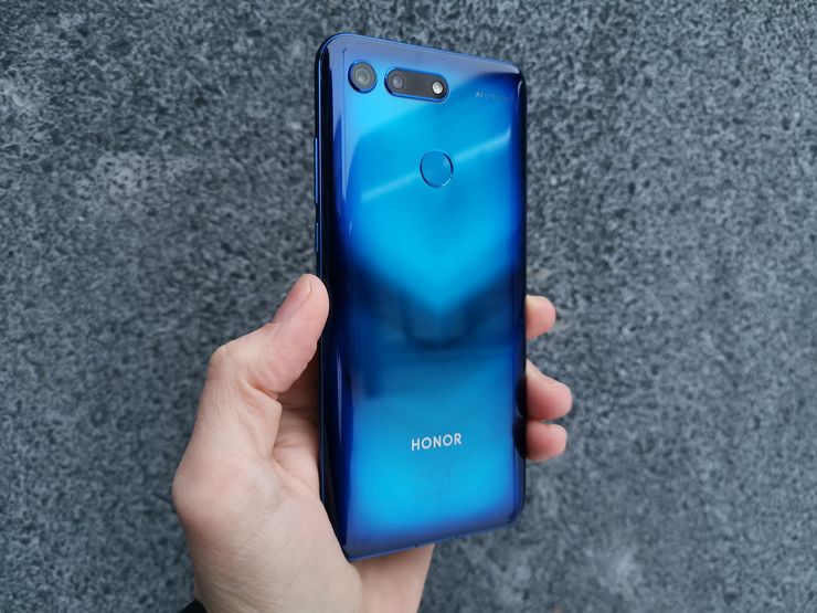 Honor View20:n viimeistely saa takalasipinnan näyttämään erilaiselta eri valossa. Väritys on reunoiltaan tummempi, ja keskellä toistuu monta kertaa V-muoto.
