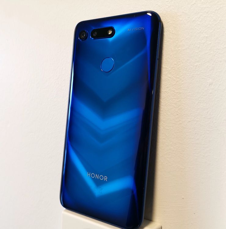 Honor View20:n takapinnassa nähdään poikkeuksellinen V-liukuväriefekti.
