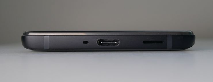 U12+:n pohjassa on USB-C-liittimen lisäksi mikrofoni ja toinen Boomsound-kaiuttimista.