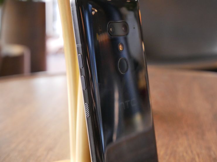 HTC U12+:n kyljessä olevat painikkeet näyttävät fyysisiltä painikkeilta, mutta eivät niitä ole.
