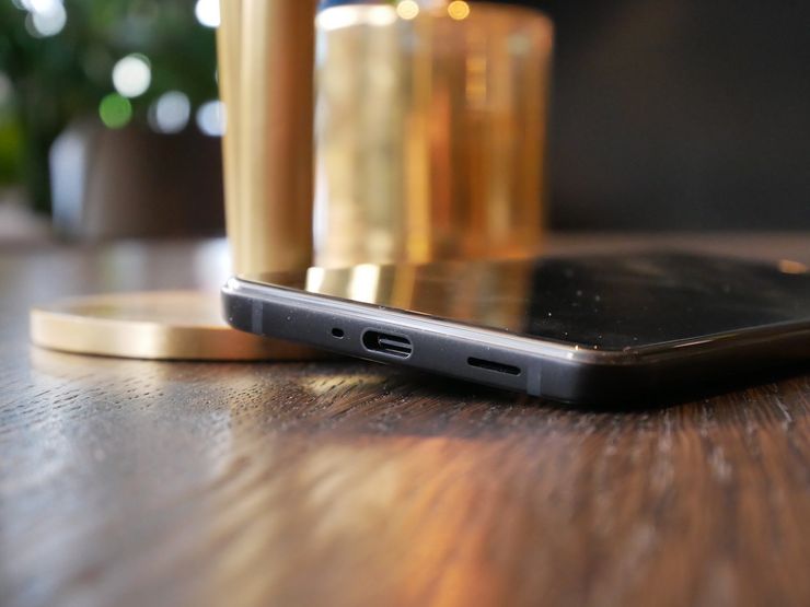 HTC U12+:ssa ei ole 3,5 millimetrin kuulokeliitäntää – niin kuin ei ollut sen edeltäjissäkään. Tällä kertaa HTC ei valitettavasti sisällytä myyntipakkaukseen USB-C – 3,5mm -adapteria.
