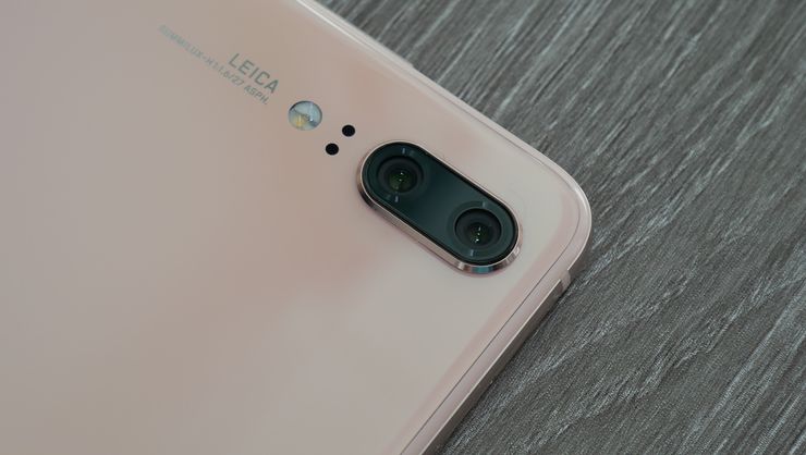 Huawei P20:ssä on kaksi takakameraa kaksois-LED-kuvausvalon kera.