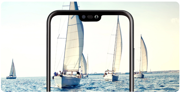Huawei P20 Litessä on näytön ylälaidassa lovi, jossa sijaitsevat puhelukuuloke, kamera ja tunnistimia.