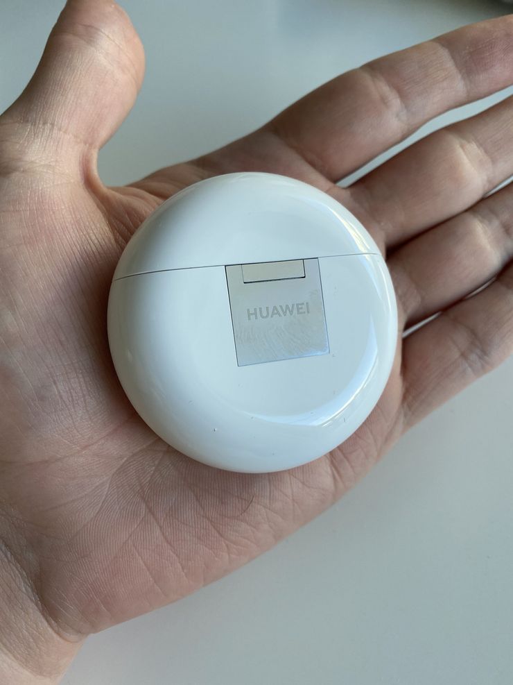 Latauskotelon takana on kiiltävällä pinnalla Huawei-logo.