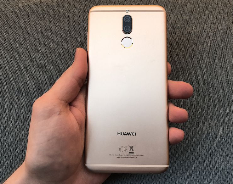 Mate 10:n runkorakenne on yhtä alumiinipalaa.