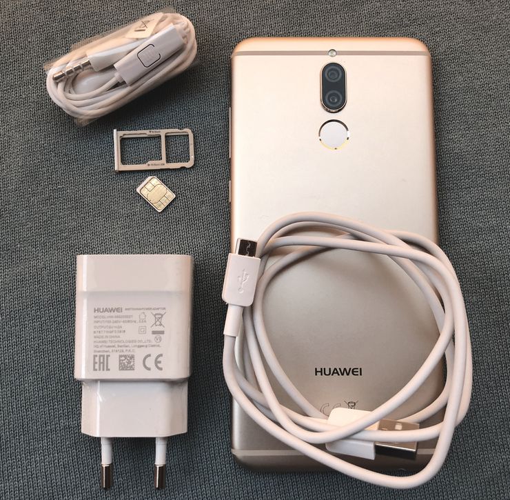 Mate 10 Liten mukana toimitetaan 10 watin (5V / 2A) laturi, Micro-USB-kaapeli ja nappikuulokkeet.