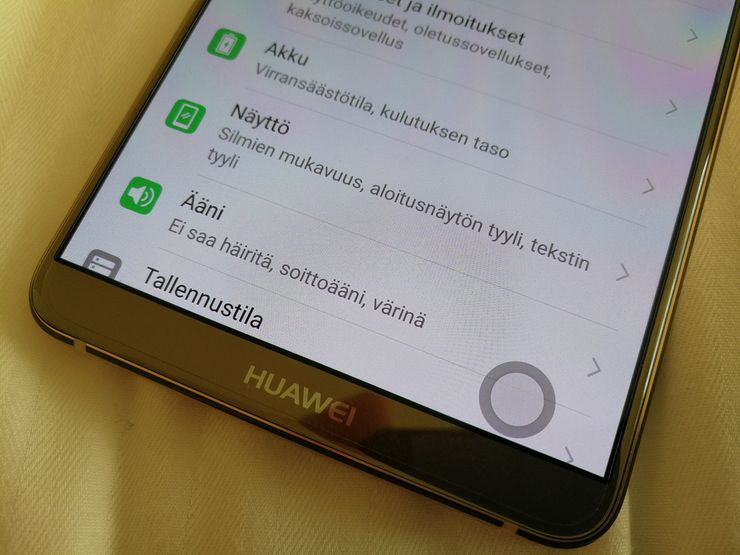 Näytön alareunan navigaatiopainikkeet voi korvata virtuaalipainikkeella, jonka käytettävyys ei kuitenkaan ole paras mahdollinen.