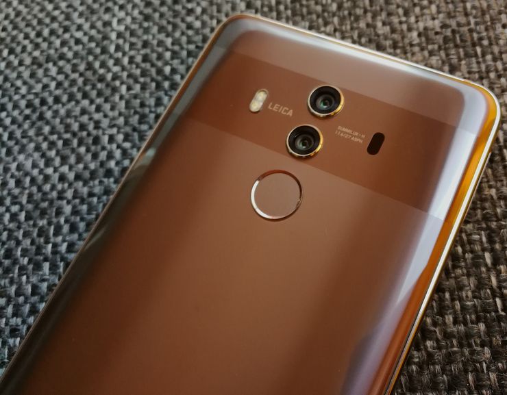 Mate 10 Prossa on 12 megapikselin väri- ja 20 megapikselin monokromikamera takana. Tarkennukseen on käytössä myös laser muiden menetelmien ohella.