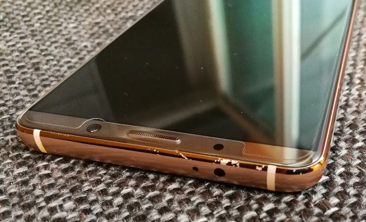 Mate 10 Pron reunat saattavat olla hieman tavallista arempia naarmuille. Testiyksilömme ehti jo saada naarmuja yläosaansa. Kuvassa näkyy myös infrapunalähetin, jonka avulla Mate 10 Prota voi käyttää kaukosäätimenä.