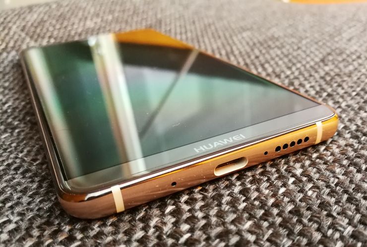Perinteistä kuulokeliitäntää ei Mate 10 Prosta enää löydy, vaan kuulokkeet täytyy liittää USB-C-liitännän kautta. Mukana myyntipakkauksessa on adapteri tätä varten.