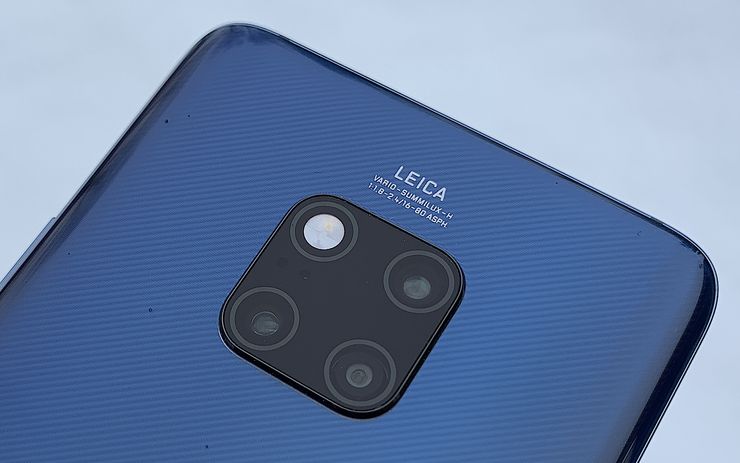 Mate 20 Pron kolme takakameraa ja kaksisävyinen LED-kuvausvalo on järjestelty nyt symmetriseksi neliöksi.