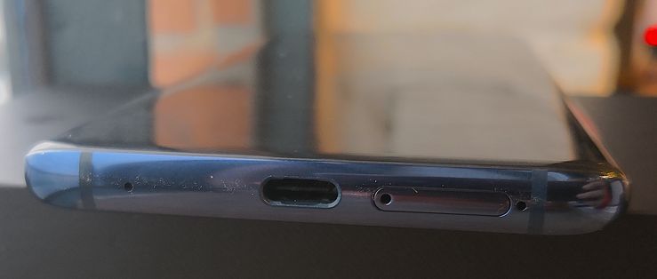 Pohjassa sijaitsevat USB-C-liitäntä ja korttikelkka. 3,5 millimetrin kuulokeliitäntää Mate 20 Prossa ei ole.
