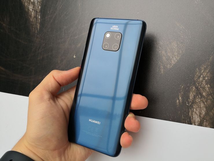 Mate 20 Pron sinisessä värissä on erityisviimeistely. Kolmiulotteinen mikroviivakuviointi parantaa myös hieman pinnan tarjoamaa pitoa eikä sininen Mate 20 Pro ole yhtä liukas kuin muut värit.