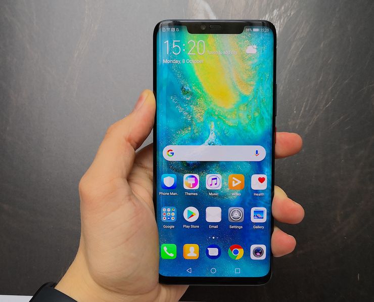 Mate 20 Pron 6,39 tuuman OLED-näyttö kaartuu hieman pidemmille sivureunoilleen. Näytön yläreunassa on leveä lovi 3D-kasvojentunnistuksen komponenteille.