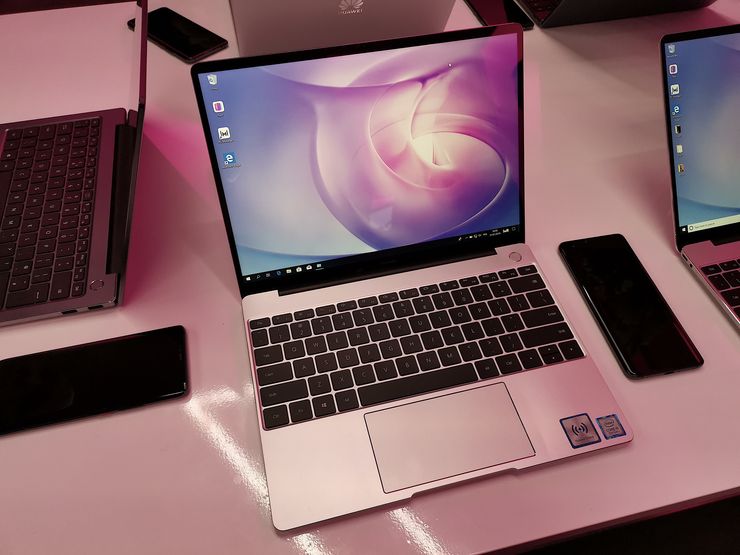 Myös MateBook 13:n rakenne on vakuuttavaa tekoa. Laatutuntuma on kaikin puolin erinomainen. Huippumalli MateBook X Pron tavoin näppäimistön yltä oikeasta yläkulmasta löytyvä virtapainike on varustettu sormenjälkilukijalla.