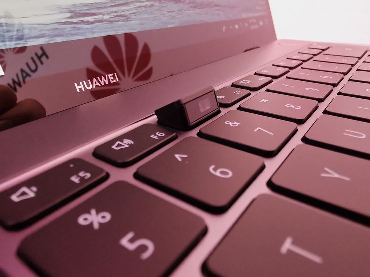 Kamera nousee painamalla MateBook X Prossa esiin. Ratkaisussa ei ole tapahtunut muutoksia alkuperäiseen verrattuna.