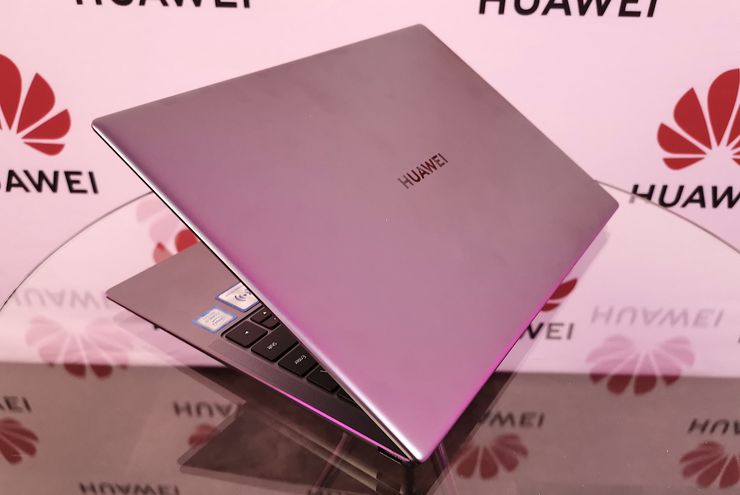 Design on ennallaan MateBook X Prossa. Hiekkapuhallettu alumiinipinta ja timanttileikatut, kiiltävät reunat ovat edelleen onnistuneen designin kulmakiviä.