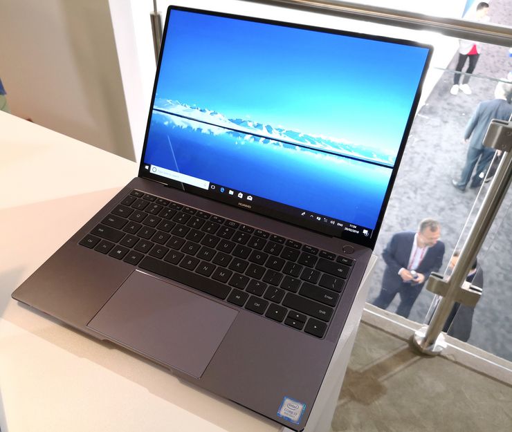 MateBook X Pron design muistuttaa alkuperäistä MateBook X:ää, mutta näytönreunukset ovat kaventuneet.