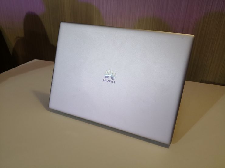 Kanteen on nyt liitetty Huawein logo pelkän tekstin sijaan.