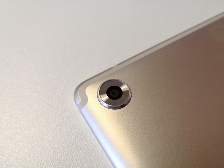 MediaPad M5:t sisältävät kookkaasti reunustetun kameran, mutta eivät LED-kuvausvaloa.
