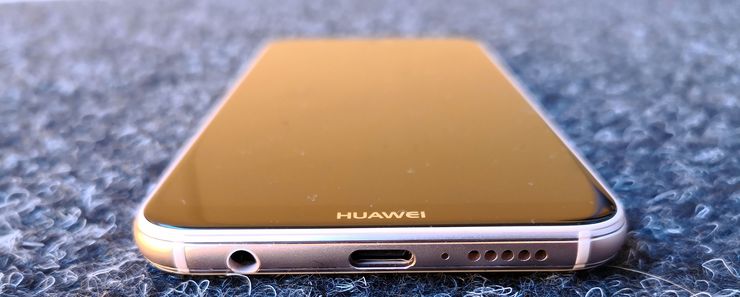 Pohjasta P20 Litestä löytyvät USB-C- ja 3,5 mm -liitännät.
