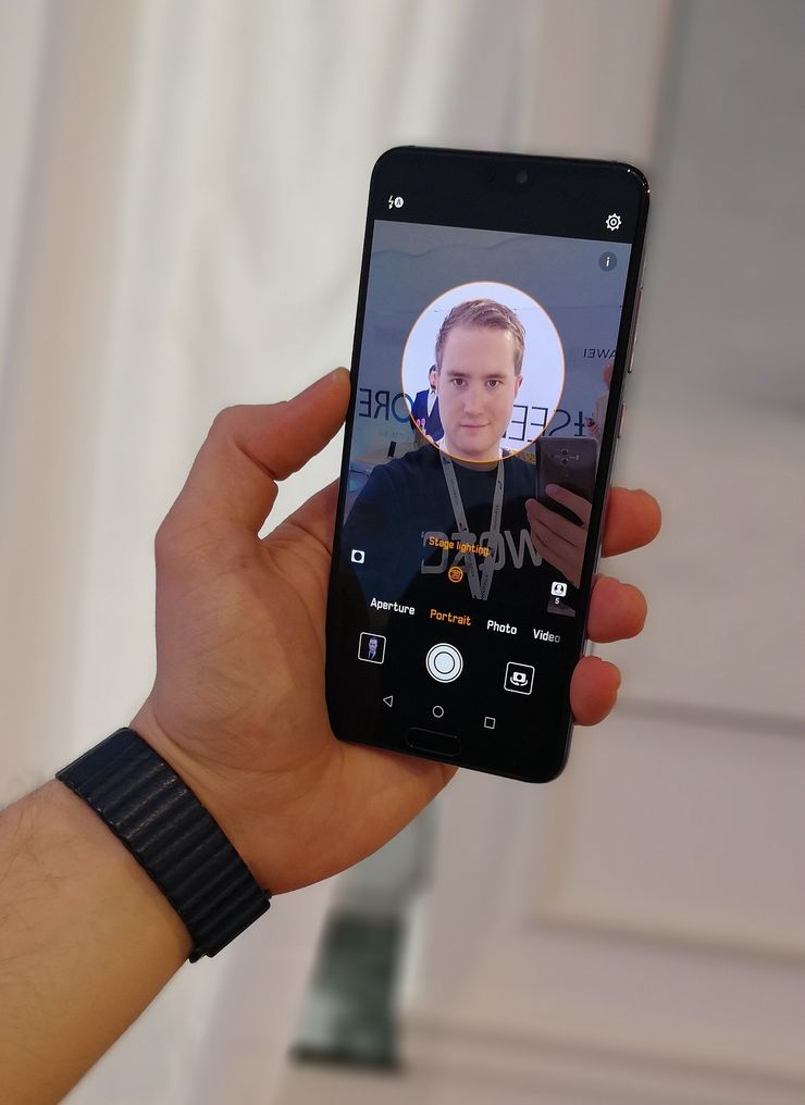 P20:ssä ja P20 Prossa on 24 megapikselin etukamera. Kamerasovelluksesta löytyvät myös Applea matkivat keinotekoiset valoefektit.