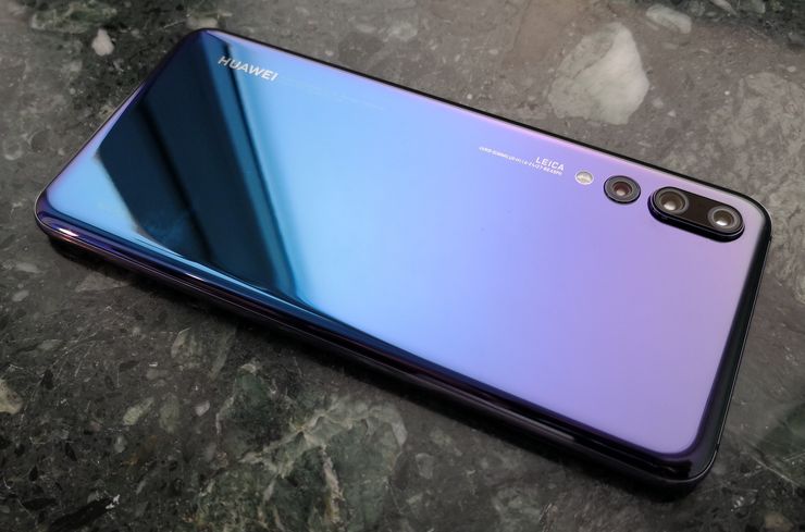 Huawei P20 Pro. Kolme takakameraa ja Twilight-värivaihtoehto.