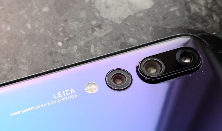 Huawei P20 Pron kolmesta takakamerasta korotetulla alueella sijaitsevat 40 megapikselin pääkamera sekä 8 megapikselin telelinssikamera. 20 megapikselin monokromikamera on näiden vieressä erillään, koska se on mahdollista toteuttaa ohuemmin.