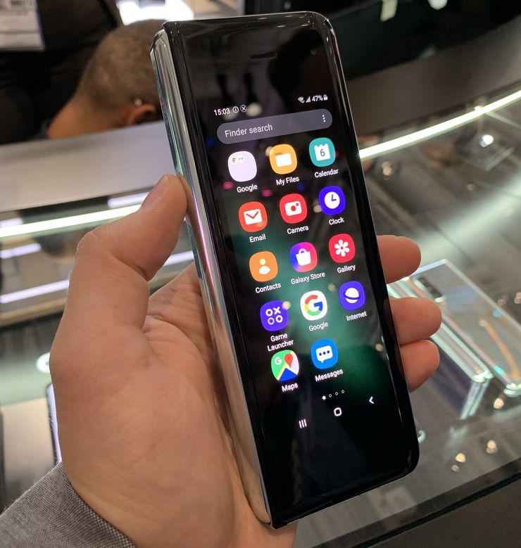 Galaxy Foldin käyttö onnistuu myös pikkunäytöllä.