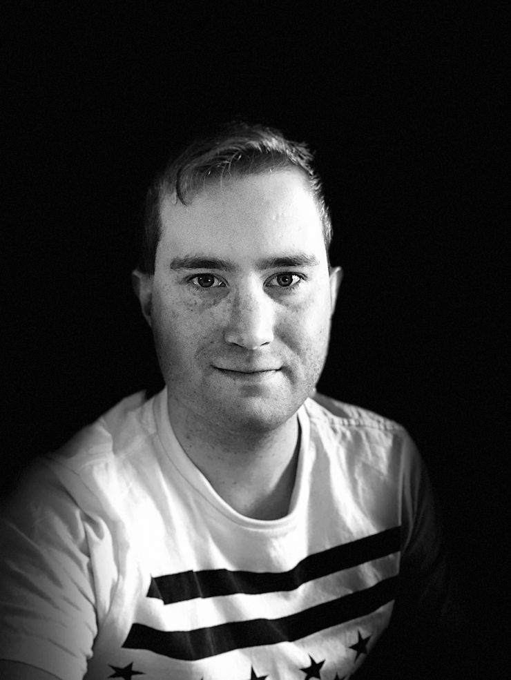 Kuva iPhone X:n etukameralla Muotokuvavalolla (lavavalo mono).