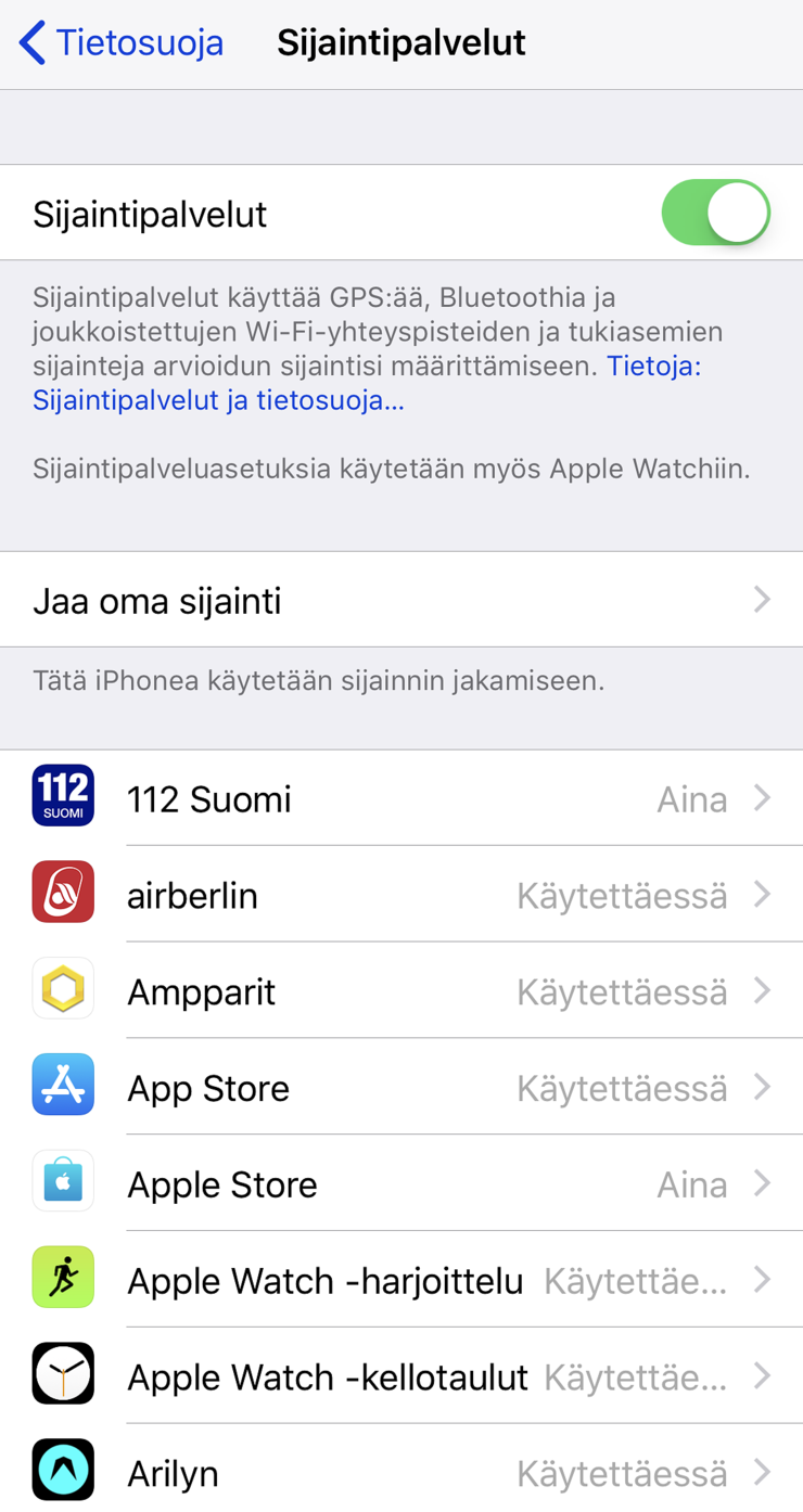 Sijaintipalveluja ei käytettävyyden kannalta kannata välttämättä kytkeä täysin pois päältä, mutta sovellusten sijainnin käyttöä aina taustalla voi rajata.