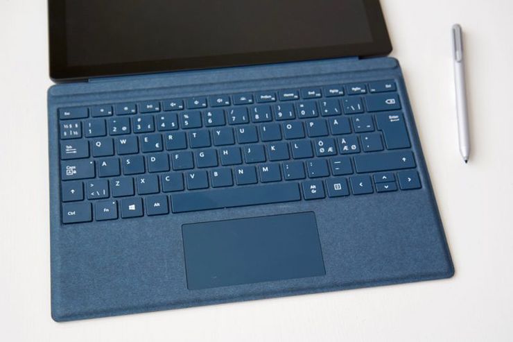 Alcantara-pintainen näppäimistökuori on mukava käyttää ja tuntuu hyvältä, mutta myös maksaa huomattavan paljon.