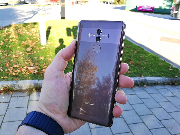 Mate 10 Pro pehmeän ruskeassa Mocha Brown -värissä. Puhelimen lasipinta kerää sormenjälkiä helposti.