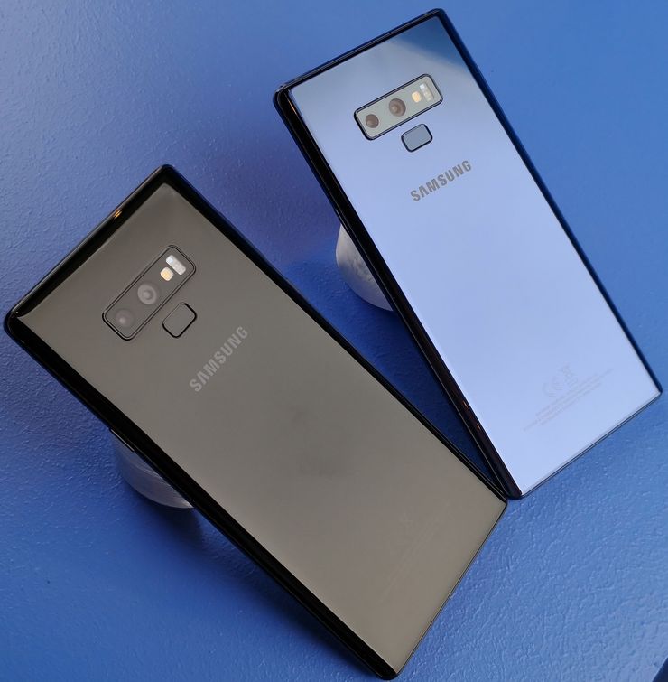 Musta ja sininen Galaxy Note9.