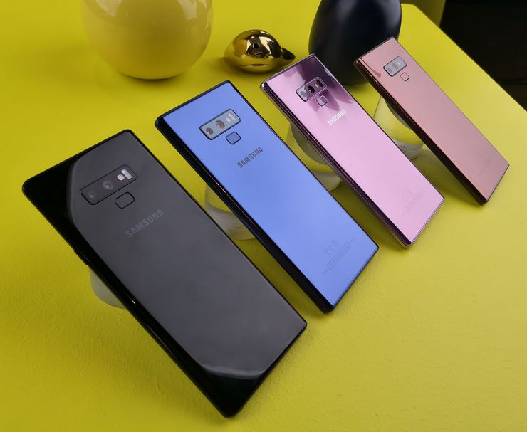 Suomessa Galaxy Note9 saapuu myyntiin vain etualalla näkyvinä mustana ja sinisenä värivaihtoehtona. Muilla markkinoilla nähdään myös pinkkiä lähestyvä violetti sekä kupari.