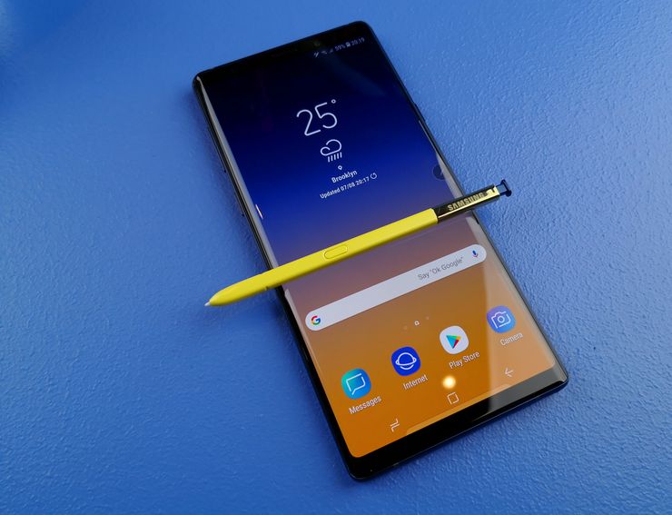 S Pen -kynä säilyy edelleen Galaxy Note -sarjan erikoisuutena. Nyt Galaxy Note9:ssä kynästä on tehty myös kauko-ohjain. Sinisen Note9:n mukana tulee keltainen kynä.