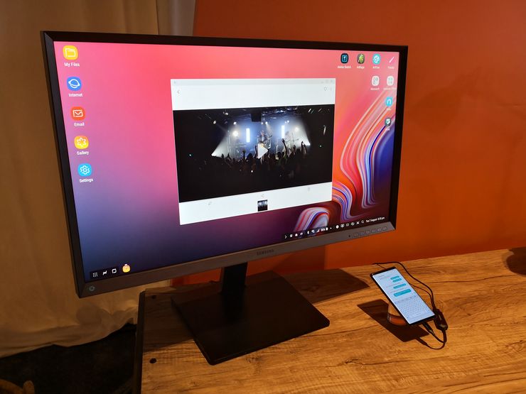 Samsungin DeX-työpöytätila ei Galaxy Note9:lla enää vaadi DeX-telakan käyttöä, vaan onnistuu millä tahansa USB-C-HDMI-kaapelilla. Uutta on myös mahdollisuus käyttää puhelinta samanaikaisesti DeX-tilan kanssa.