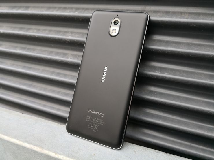 Nokia 3.1:ssä ei ole takana(kaan) sormenjälkilukijaa. Polykarbonaattimuovi ei materiaalina juurikaan laske puhelimen laatutuntumaa. Takakameran alue kohoaa hieman muusta takapinnasta.