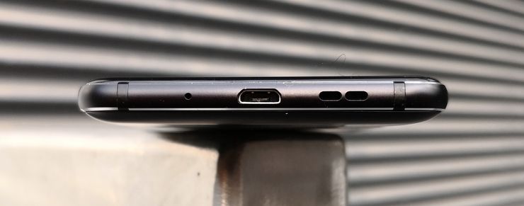 Nokia 3.1:ssä on edelleen käytössä vanhakantainen Micro-USB-liitäntä. 3,5 millimetrin kuulokeliitäntä löytyy puhelimen yläpäästä.