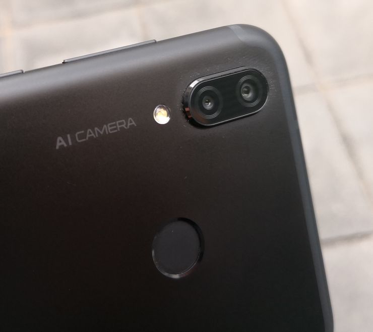 Honor Playssa on takana 16 + 2 megapikselin kamerat. Kirin 970 -järjestelmäpiirin myötä kamerassa hyödynnetään tekoälyä (AI).