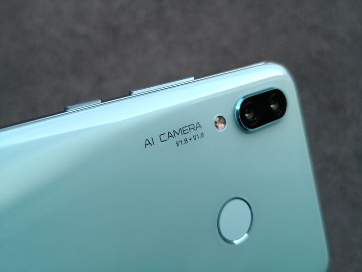 Nova 3:n molempien takakameroiden aukon koko on f/1,8. Tämän lisäksi kameran yhteydessä mainitaan myös AI eli tekoäly, mikä viittaa kohteen tunnistukseen.