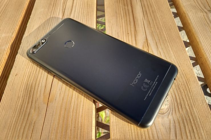 5,99-tuumaisella näytöllä varustettun Honor 7C on jo varsin kookas kapistus.