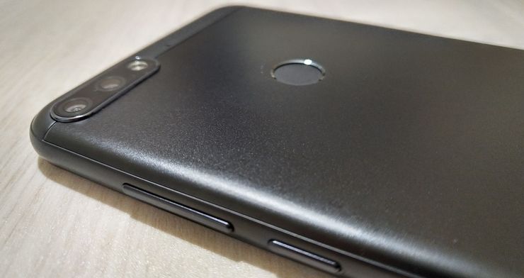 Honor 7C:n laatutuntumassa ei ole nokan koputtamista.